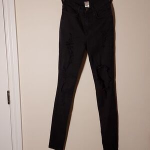 Fashion Nova distressed skinny Jean sz. 1